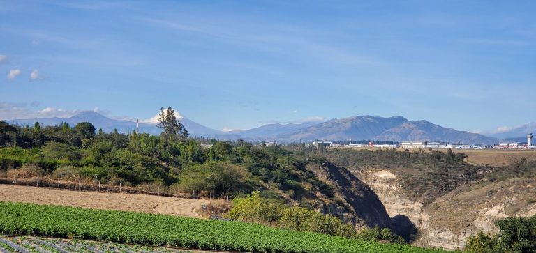 Paisaje con volcanes visto desde la granja Otón de Vélez, Yaruquí